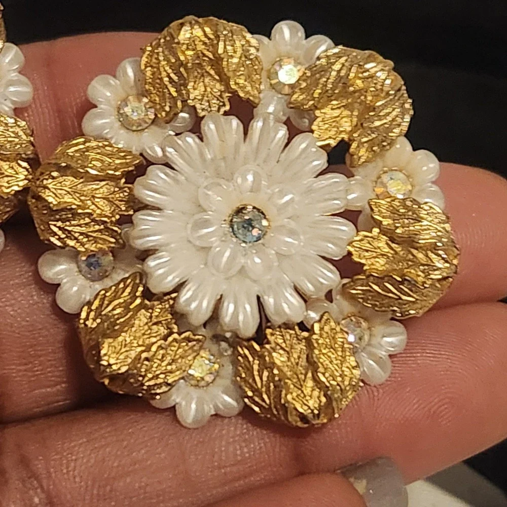 Vintage Coro‎ Floral Clip On Earrings Gold Tone White Flower AB Rhinestone 1.25